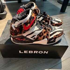 Nike Zoom LeBron 2 LX  Maple/university red-black
